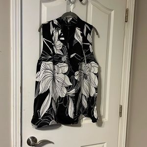 White House Black Market Magnolia V-neck Shell XL NWT